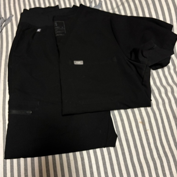 Figs Black Scrub Top and joggers - Picture 1 of 1